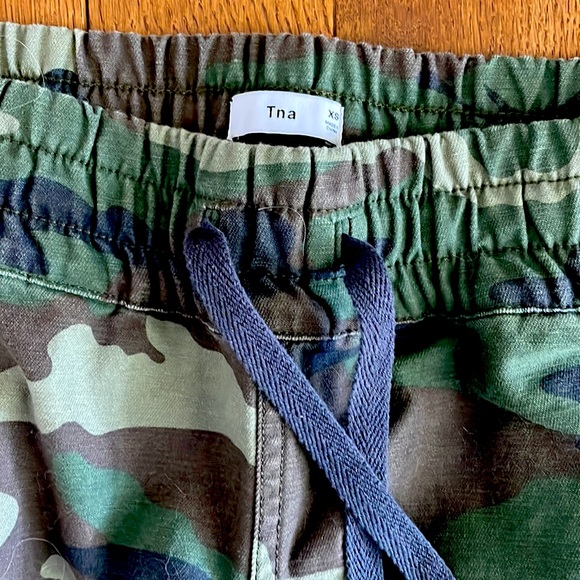 TNA Alix Camo High-waisted Pant XS - Picture 2 of 3